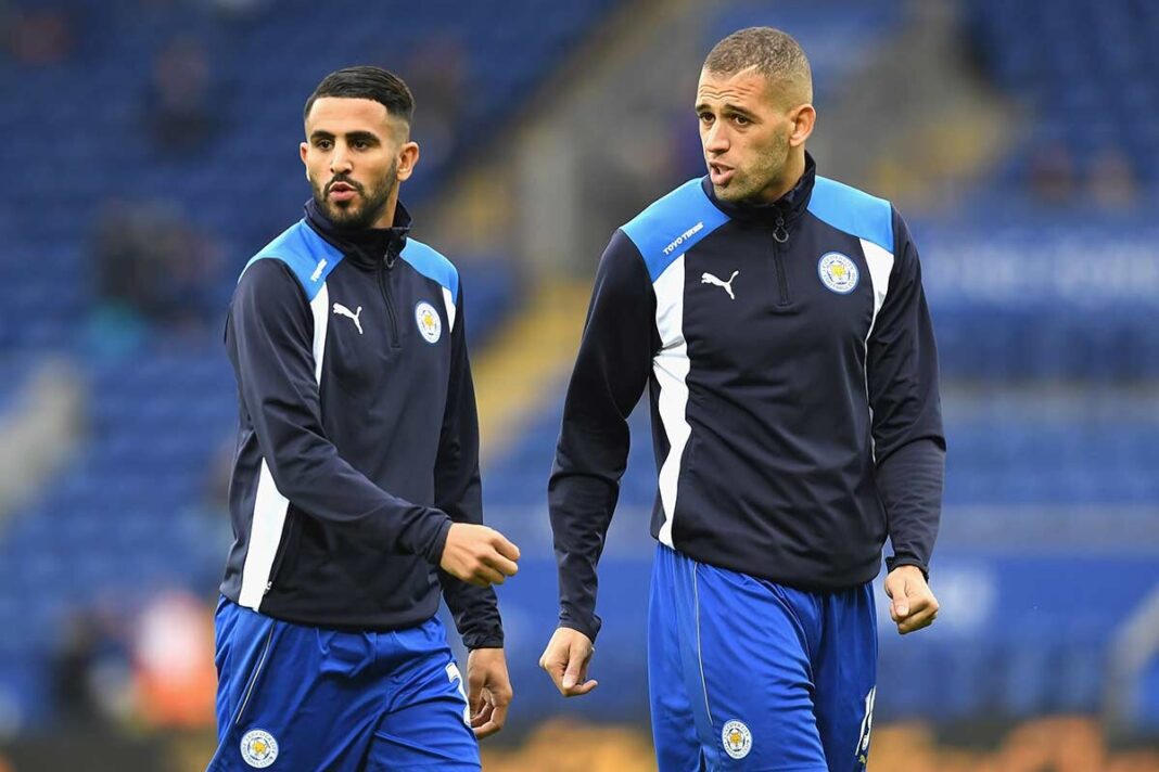Riyad Mahrez et Islam Slimani en tenue d'entraînement de l'équipe nationale algérienne.