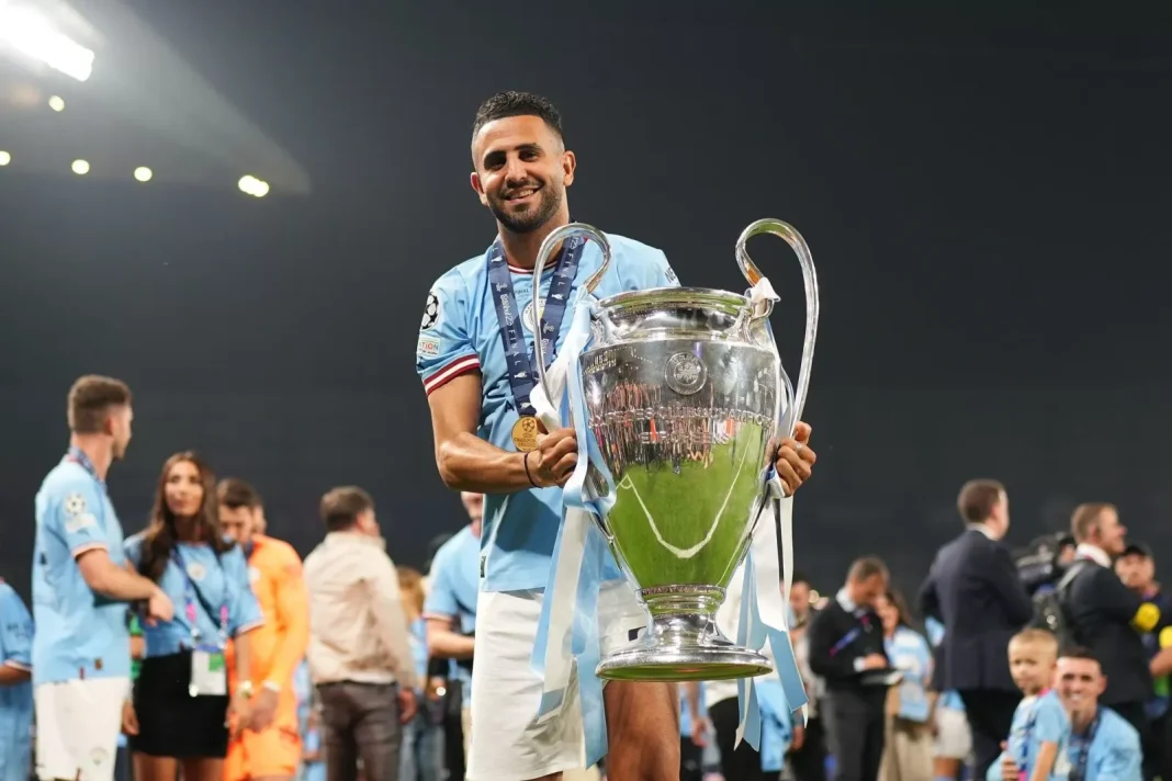 C’est ce qu’a dit Mahrez après avoir remporté la Champions League Mahrez souriant avec la coupe de la Ligue des Champions.