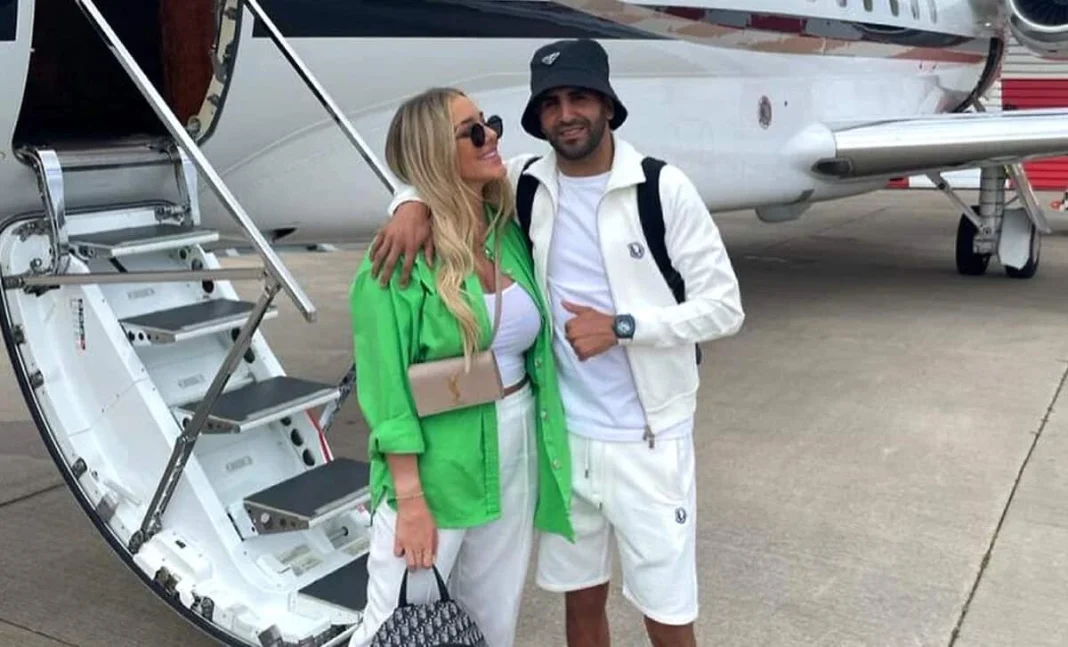 Riyad Mahrez et Taylor Ward souriants à l'aéroport avec un jet privé en arrière-plan.