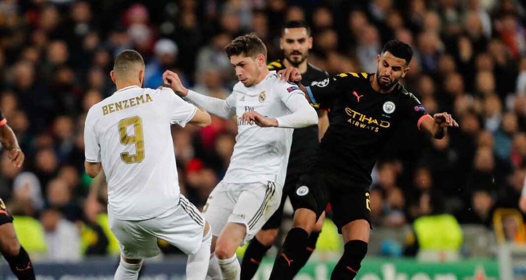 Mahrez et Benzema lors d'un match de football avec un adversaire.