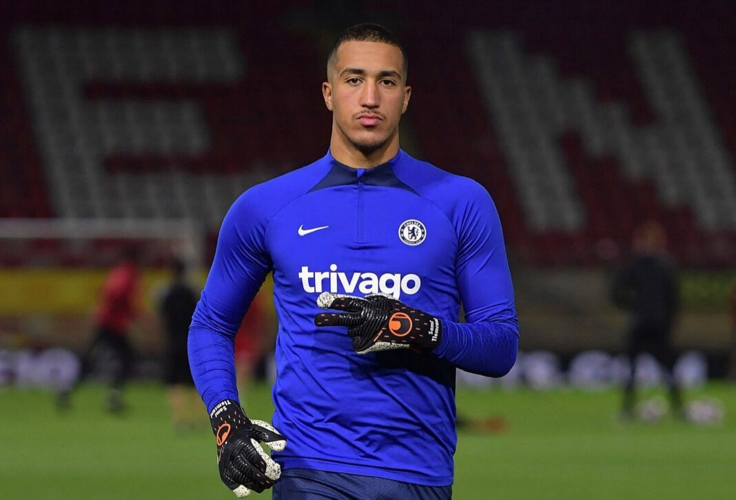 C’est officiel ! Sami Tlemcani plie ses bagages et quitte Chelsea pour… Sami Tlemcani en tenue de football de Chelsea sur le terrain.