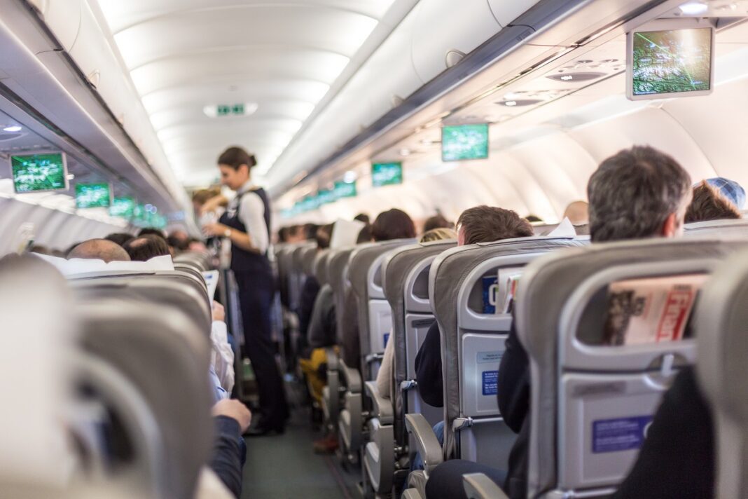 Scène insolite à bord d’Air Algérie. Découvrez ! Cabine d'avion Air Algérie avec passagers et écrans de divertissement.