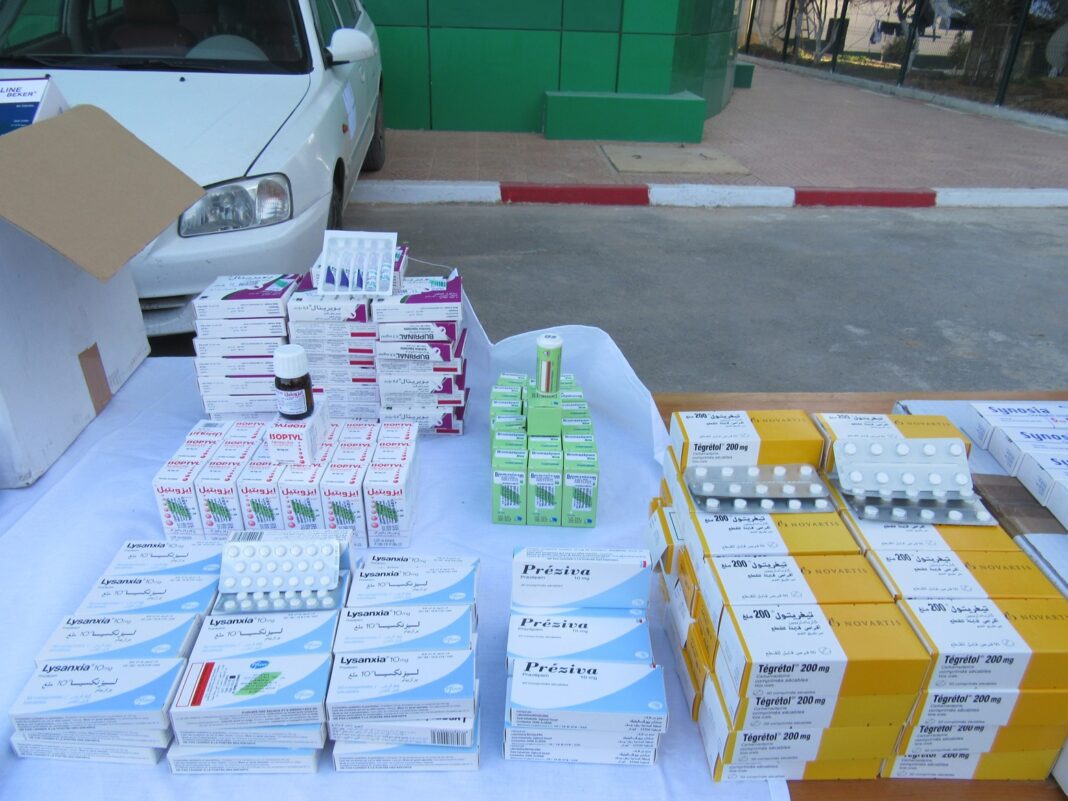 Incroyable ! A Sidi Bel Abess, une étudiante dirige un réseau de trafic de stupéfiants Médicaments et boîtes de médicaments disposés sur une table en extérieur.