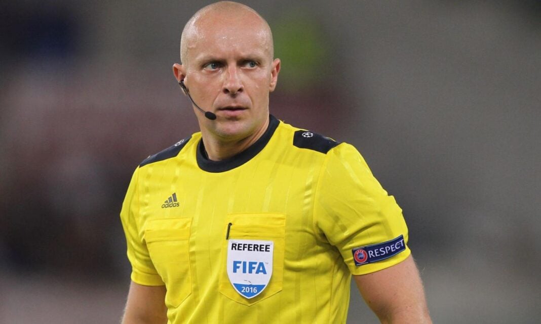Finale Ligue des champions : Enorme pression pour le retrait de l’arbitre à cause de… Arbitre de football en tenue jaune lors d'un match important.
