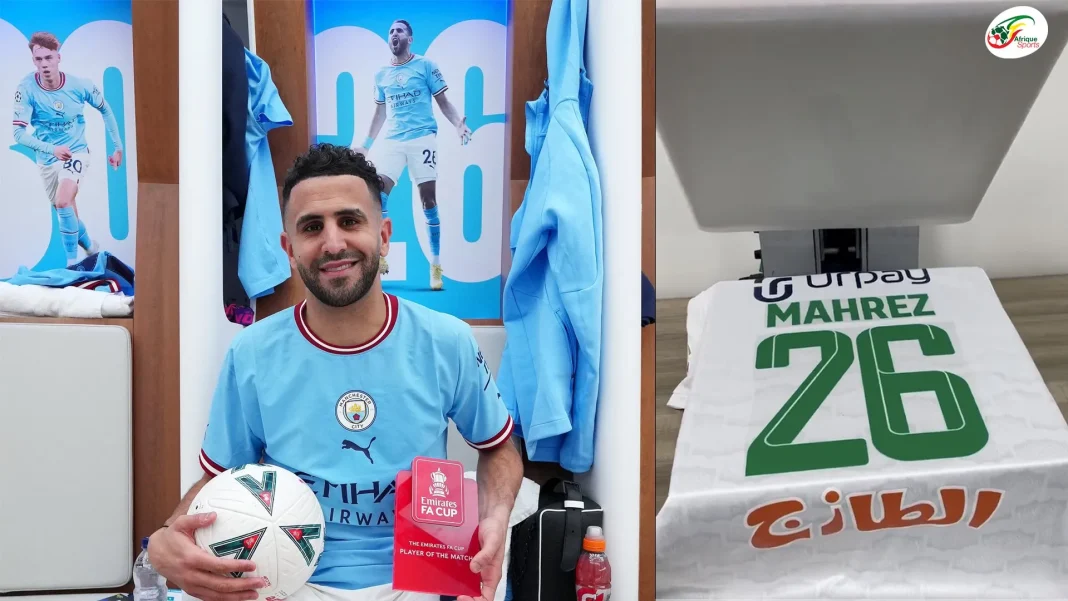 Transfert de Riyad Mahrez en Arabie Saoudite : Du lourd se prépare. Riyad Mahrez dans le vestiaire avec maillot et ballon.