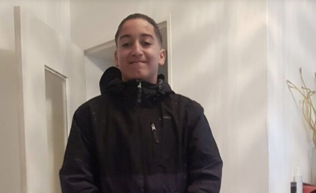 France : Un algérien de 17 ans tué par un policier Jeune garçon souriant portant une veste noire dans une pièce intérieure.