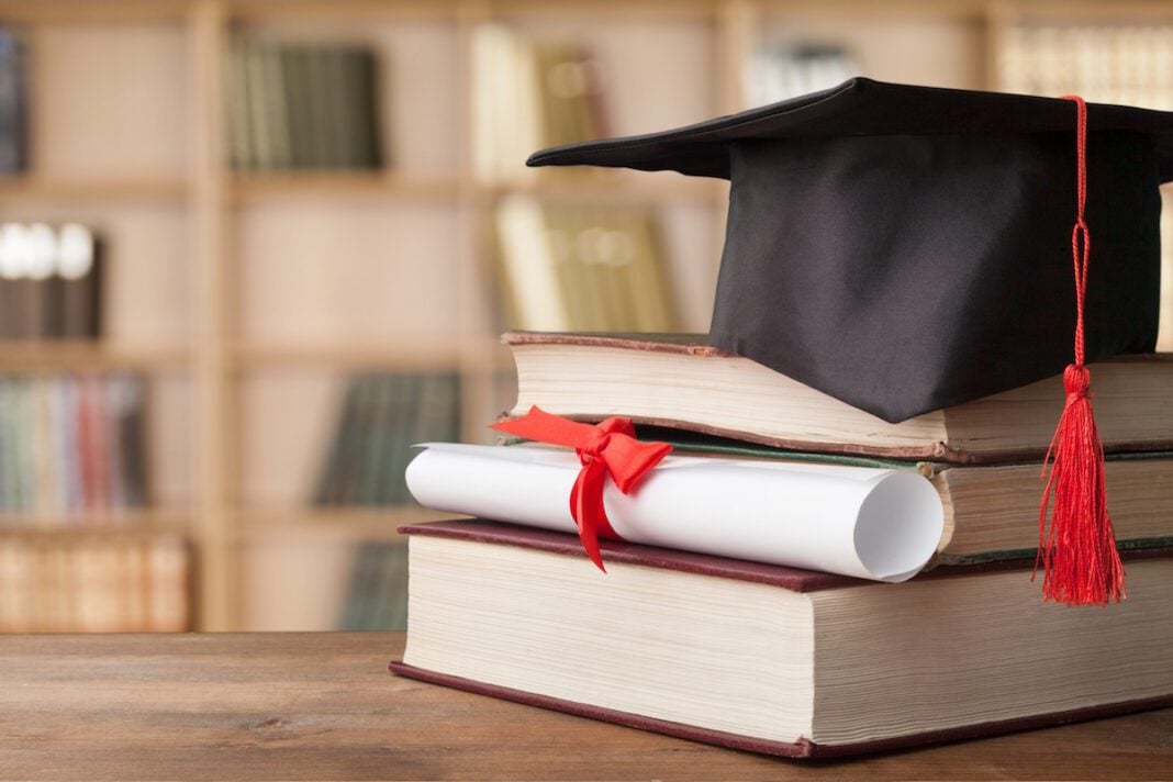 Réussite académique en Suède Chapeau de diplômé et livres pour la réussite scolaire.
