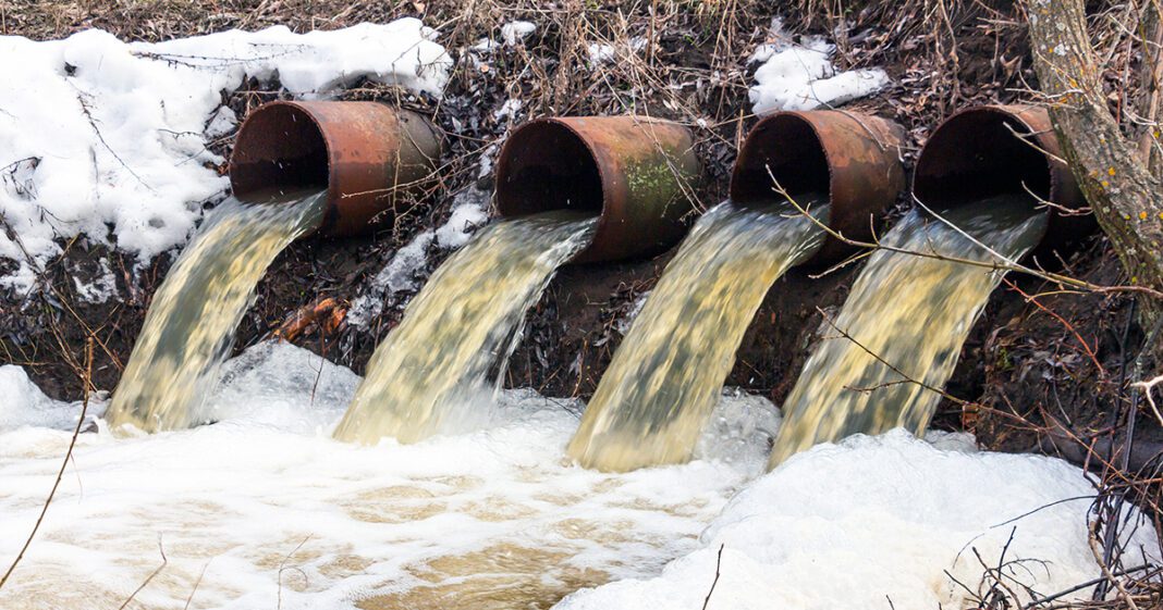 Utilisation d’eaux usées dans le secteur agricole : l’APOCE alerte et met en garde. Écoulement d'eaux usées dans un environnement naturel en hiver.