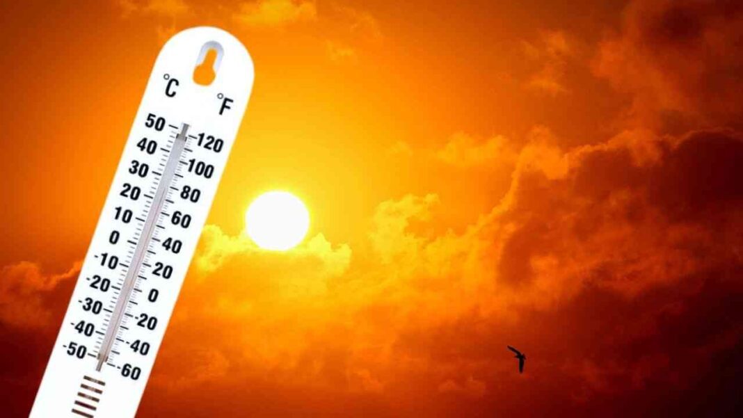 Villes les plus chaudes au monde : 2 wilayas algériennes enregistrées. Thermomètre indiquant une chaleur extrême sous un soleil brûlant.