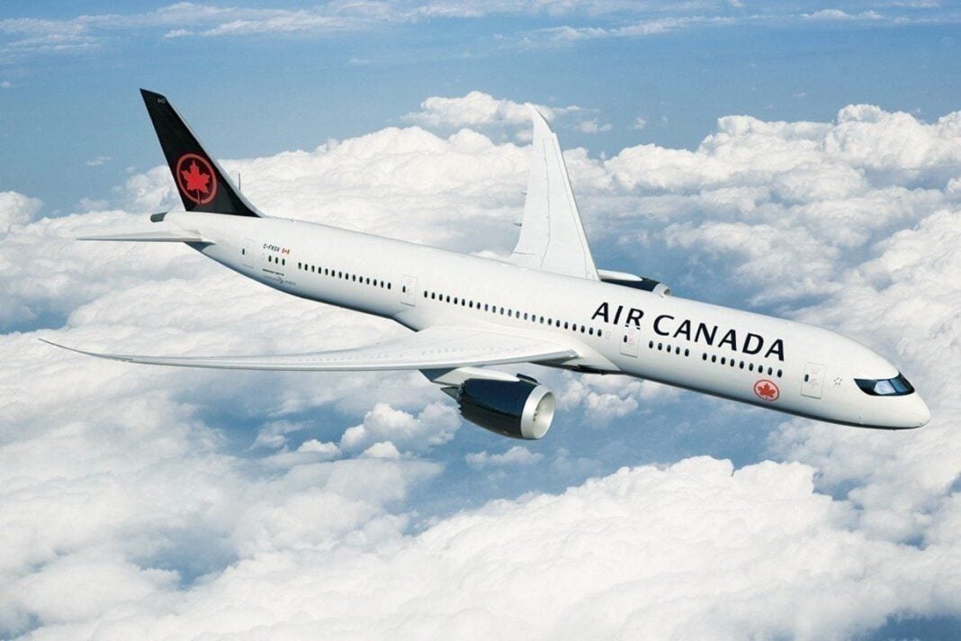 Air Canada : Découvrez les bons plans pour les vols Alger-Montréal en cette fin d’année Avion Air Canada survolant les nuages en haute altitude.