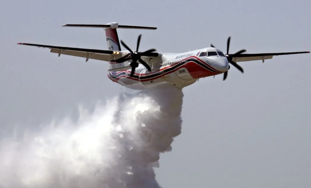 Enfin ! L’Algérie dispose de six avions bombardiers d’eau contre les feux de forêt Avion bombardier d'eau déployant de l'eau contre un feu de forêt.