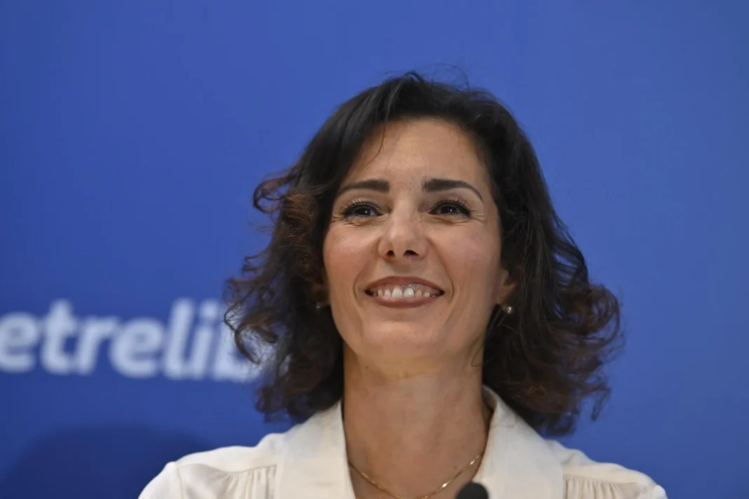 Le ministre belge des Affaires étrangères félicite l’Algerie Femme souriante lors d'une cérémonie diplomatique en Algérie.