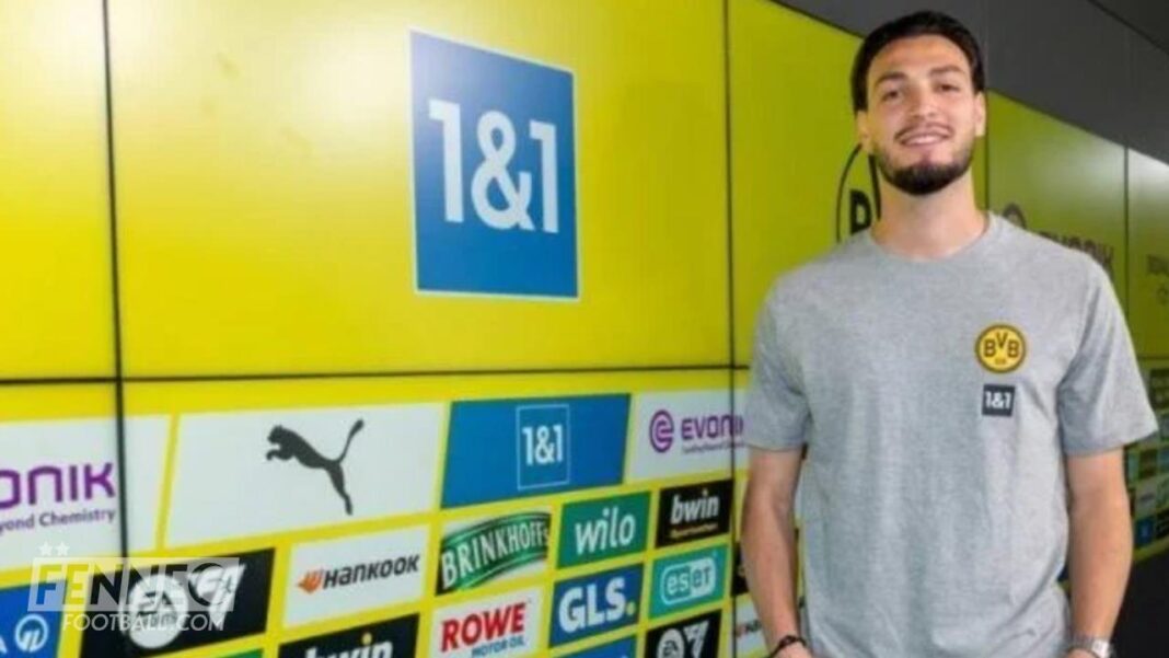 Officiel ! Ramy Bensebaini est désormais un joueur du Borussia Dortmund Ramy Bensebaini en maillot du Borussia Dortmund lors de sa présentation officielle.
