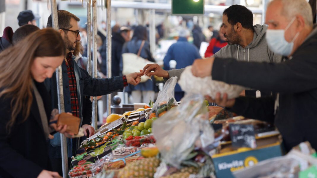 Enfin, le chèque alimentaire 2023 proche de se concrétiser. En témoigne ceci… Vente de fruits et légumes frais lors d'un marché local.