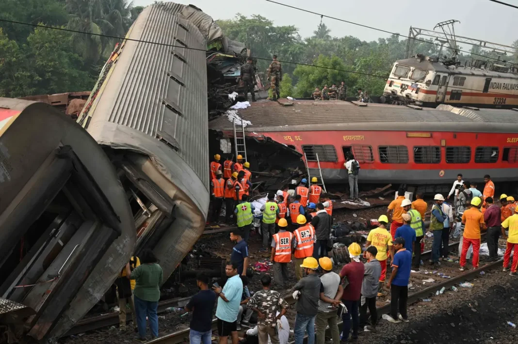 Catastrophe ferroviaire meurtrière en Inde : 288 personnes mortes Déraillement d'un train en Inde avec secours sur place.