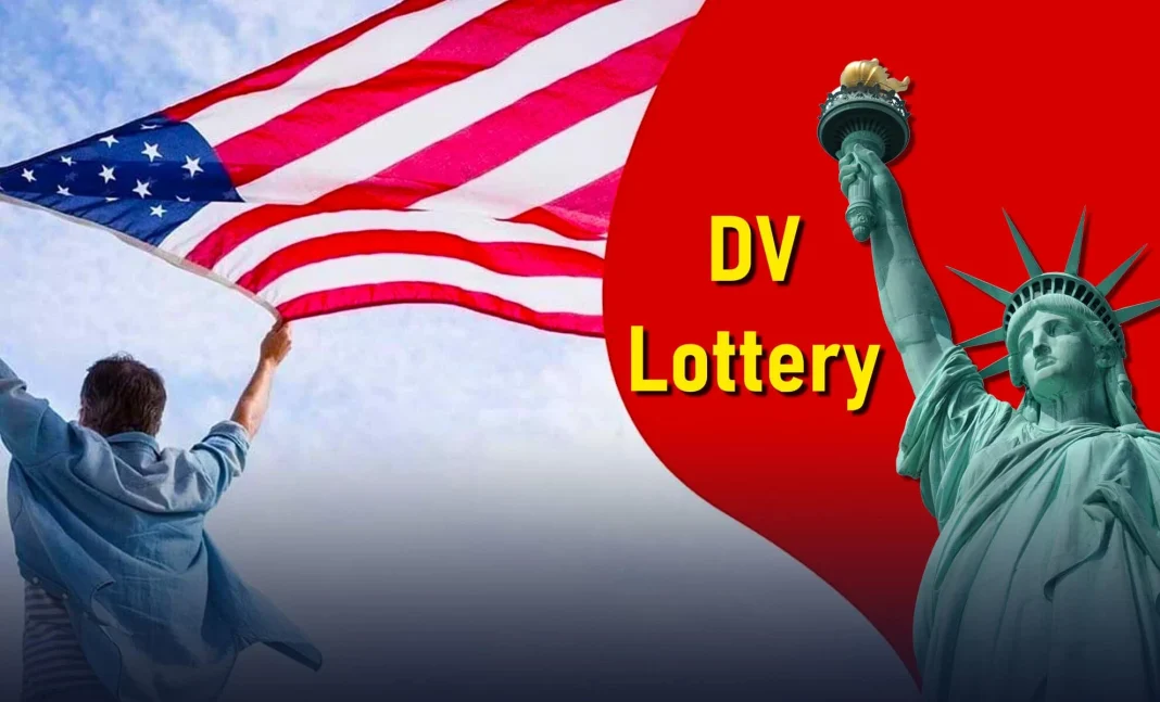 Voici comment s’inscrire à la DV Lottery 2025 Jeune homme tenant un drapeau américain avec la Statue de la Liberté en arrière-plan.