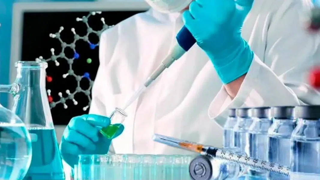 Algérie : lancement de la production de vaccins pour enfants et de l’insuline en 2024 Scientifique en laboratoire préparant un vaccin pour enfants et insuline.