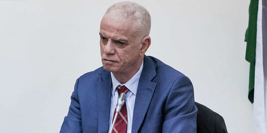 Djahid Zefizef, nouvelle image publique Djahid Zefizef en costume lors d'une réunion officielle.
