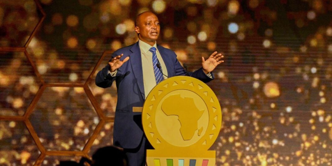 Homme en costume parlant lors d'une conférence sur la CAF en Afrique.