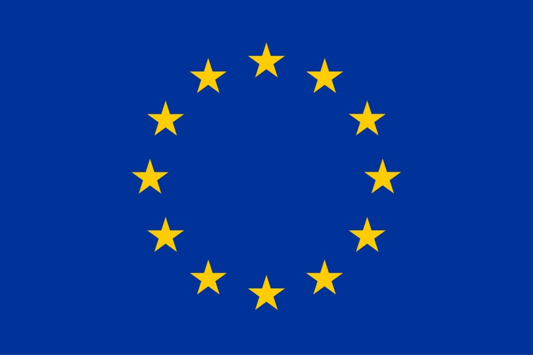 L’UE prend sa décision sur les immigrés Drapeau de l'Union Européenne avec 12 étoiles dorées.