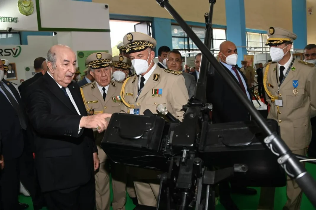 Exposition d'une mitrailleuse fabriquée localement en Algérie.