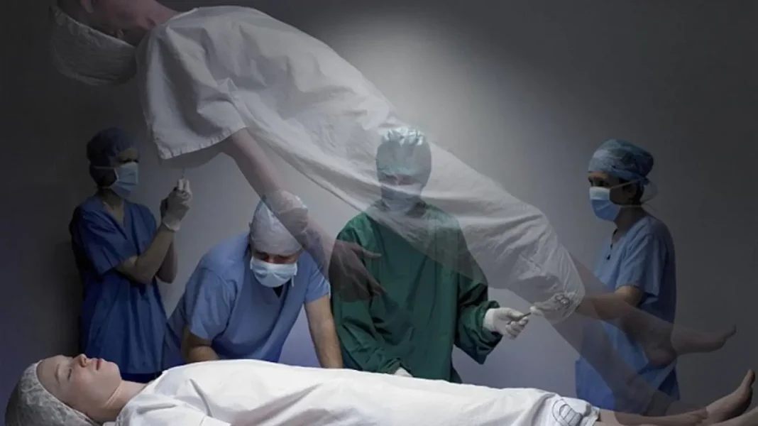 Une vidéo choquante d’une femme se réveillant dans un cercueil Femme dans un cercueil, entourée de médecins en salle d'opération.