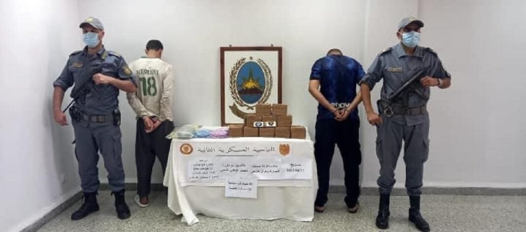 Oran : la douane saisit une importante quantités de drogues et d’ecstasy Douaniers et suspects lors d'une saisie de drogues à Oran.
