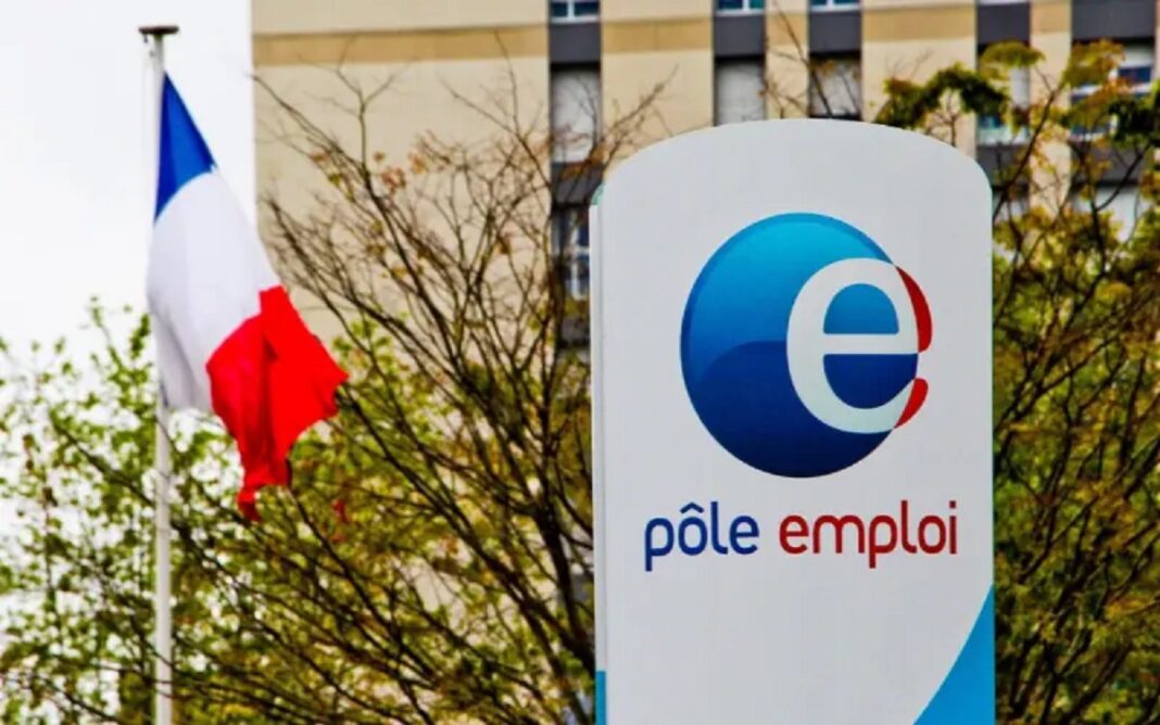 France/Pôle emploi : l’arnaque dicte sa loi et des enquêtes sont en cours Logo de Pôle emploi avec drapeau français en arrière-plan.