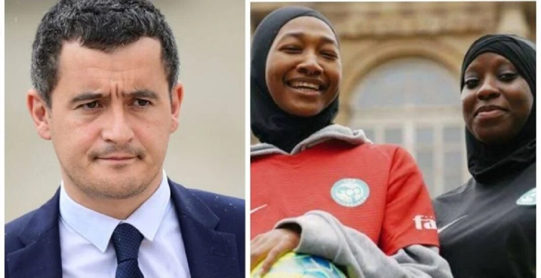 Gérald Darmanin et joueuses de football Gérald Darmanin et deux femmes en tenue sportive avec hijab.