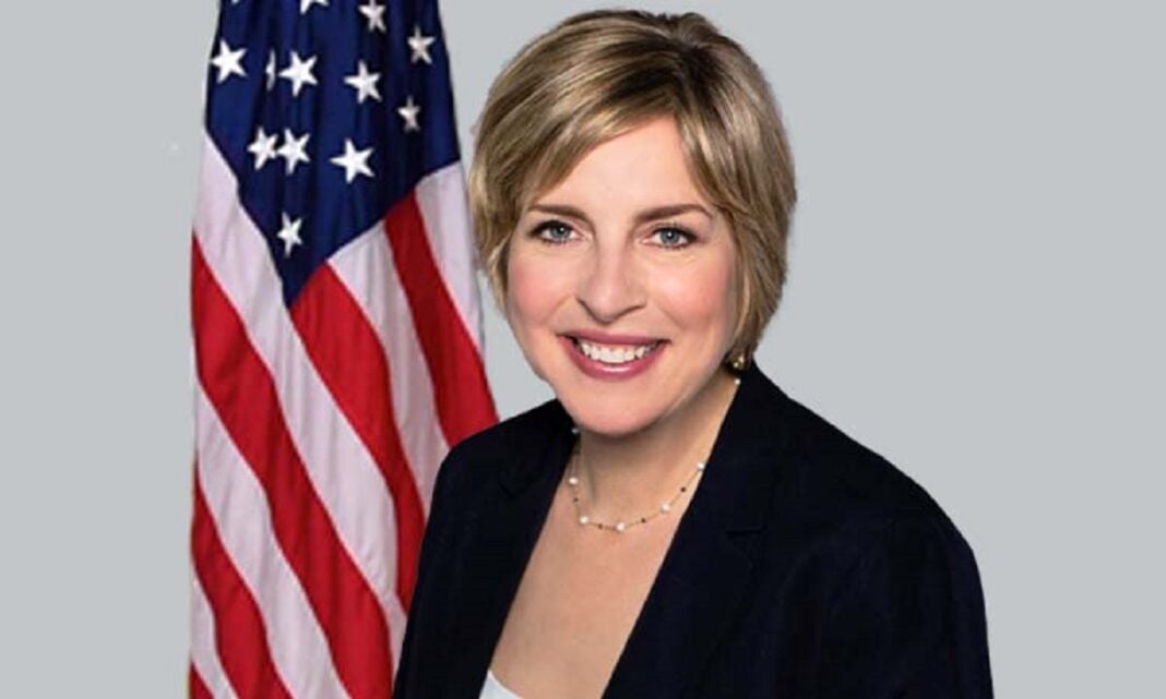BAC 2023 Algérie : voici le message de l’ambassadrice des USA aux futurs bacheliers algériens Ambassadrice des USA avec drapeau américain, message pour les bacheliers algériens.