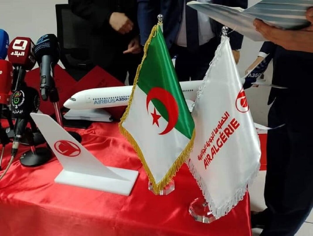 Air Algérie : vers l’acquisition de sept avions avec Airbus Miniature d'avion Airbus A350 avec drapeaux d'Algérie et Air Algérie.