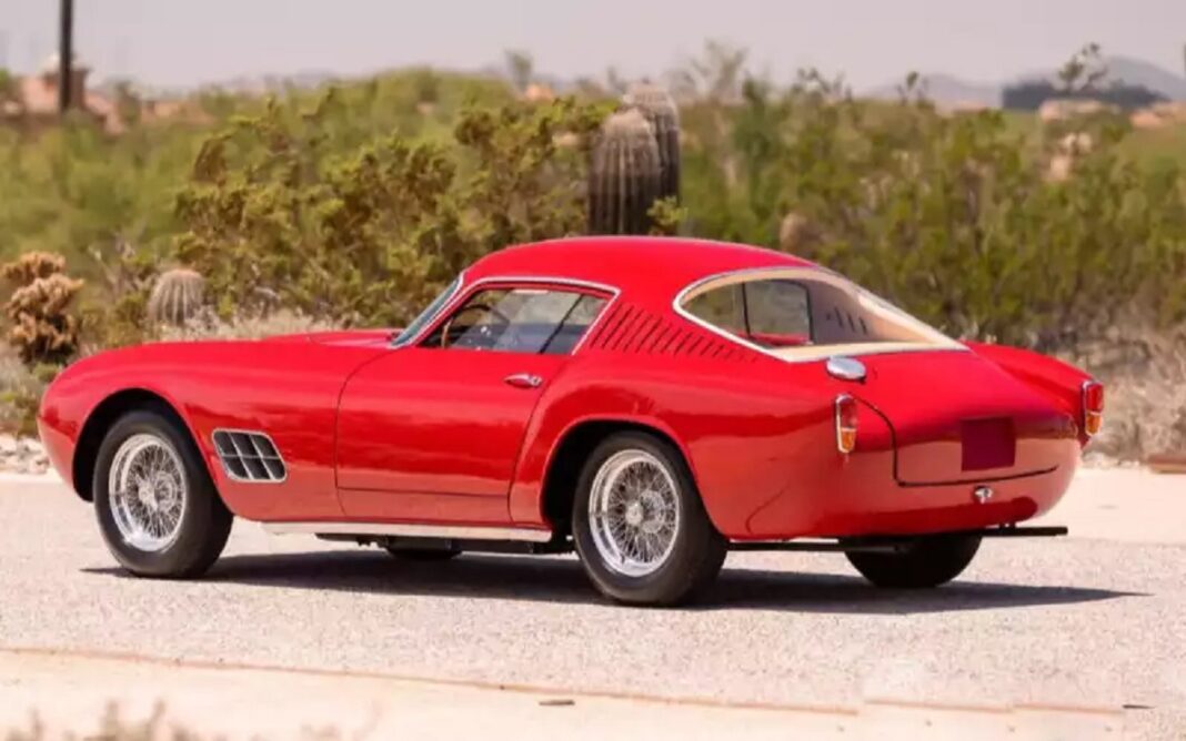 Ferrari classique de collection en vente Voiture Ferrari vintage rouge en vente dans un paysage désertique.