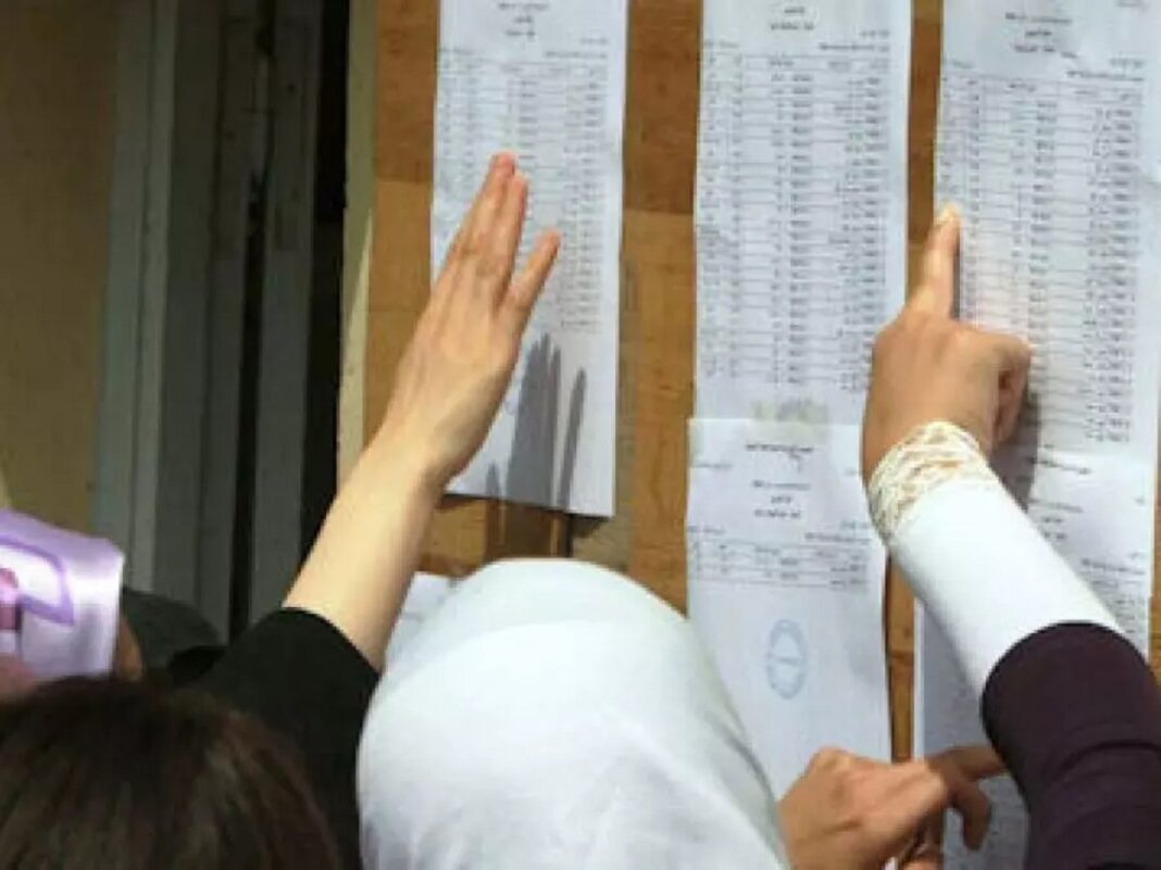 Algérie : 60,97 % de taux de réussite pour le BEM Étudiants vérifiant leurs résultats du BEM affichés sur un tableau.