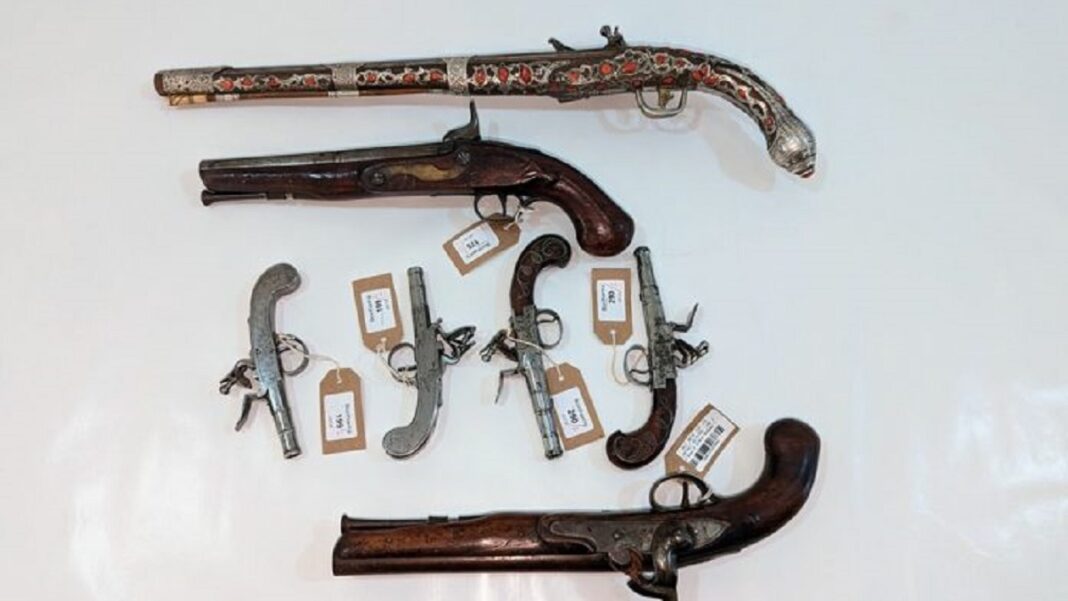 Algérie réalise un grand exploit dans l’art et la culture, découvrez! Collection de pistolets et fusils anciens en vitrine.