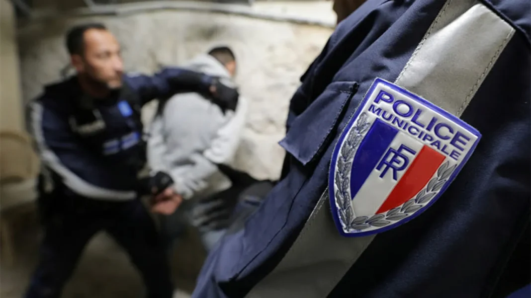 Répression des immigrés algériens en France : les données du ministère confirment cette pratique Agent de police municipale contrôlant un individu dans une rue.