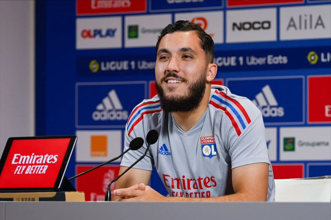Quel avenir pour le franco-Algérien Rayan Cherki ? Rayan Cherki lors d'une conférence de presse avec maillot de Lyon.