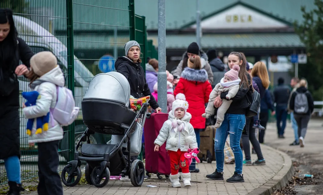 Les Français soutiennent majoritairement le principe de l’accueil des réfugiés Familles et réfugiés en attente d'accueil en France.