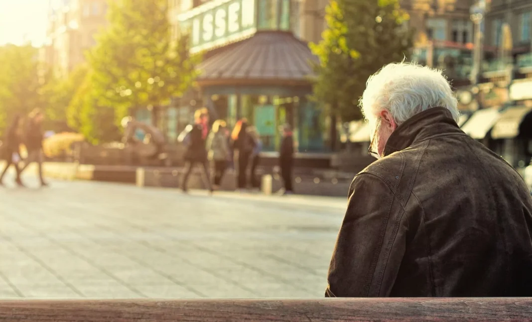 Retraités algériens en France Homme âgé assis sur un banc dans une ville française.