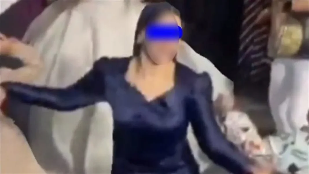 Jeune fille en robe bleue qui danse avec énergie lors d'une fête.