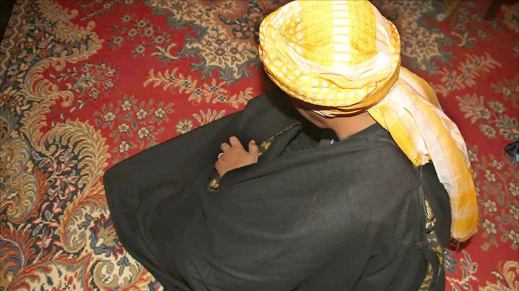 Le turban algérien… Le voyage du tissu viril à travers 10 siècles Homme portant un turban algérien traditionnel sur un tapis coloré.