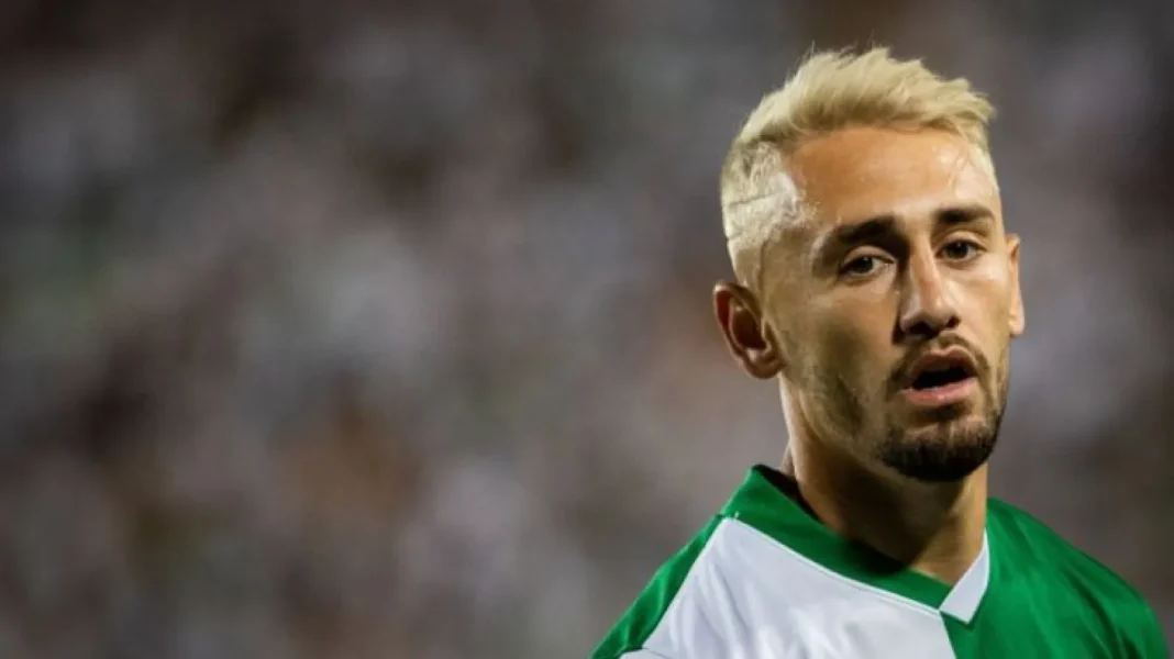 Un joueur sioniste rejoint un club émirati Joueur de football avec cheveux blonds et maillot vert et blanc.