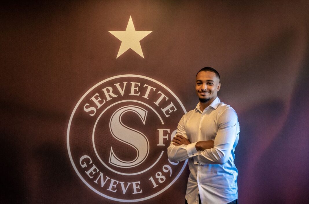 Embrouille ! Ce Fennec U20 rêve jouer pour le Maroc Jeune homme souriant devant le logo de Servette FC à Genève.