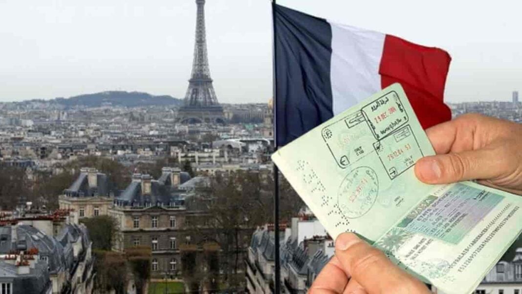 Passeport et titre de séjour avec la Tour Eiffel en arrière-plan.