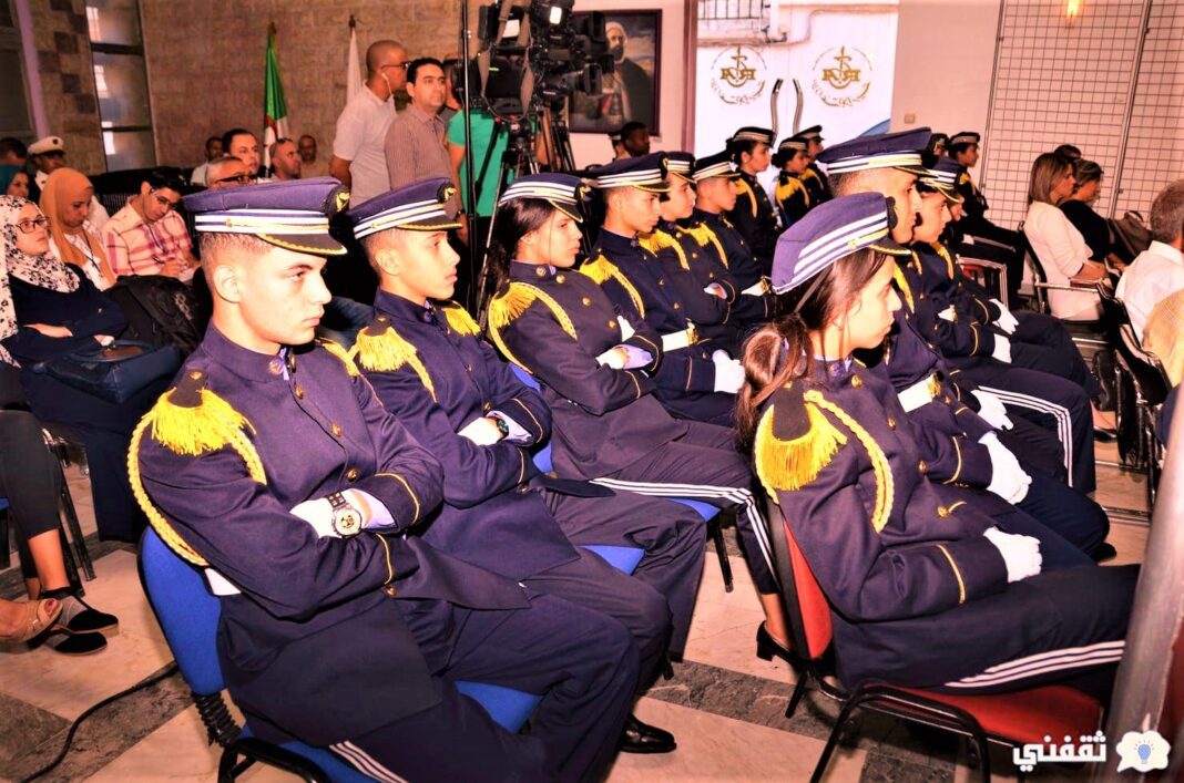 Algérie : Tout savoir sur le Concours d’accès à l’École des Cadets – lauréats du BEM 2023 Jeunes cadets en uniforme lors d'une cérémonie officielle en Algérie.