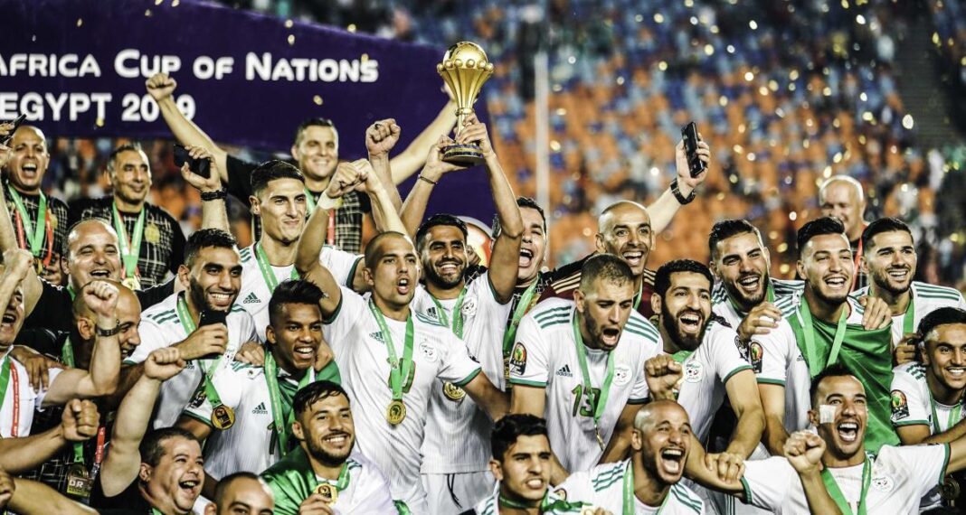 Ismael Bennacer : l’équipe d’Algérie « va gagner la CAN 2024 » L'équipe d'Algérie célèbre sa victoire à la CAN 2024 avec le trophée.