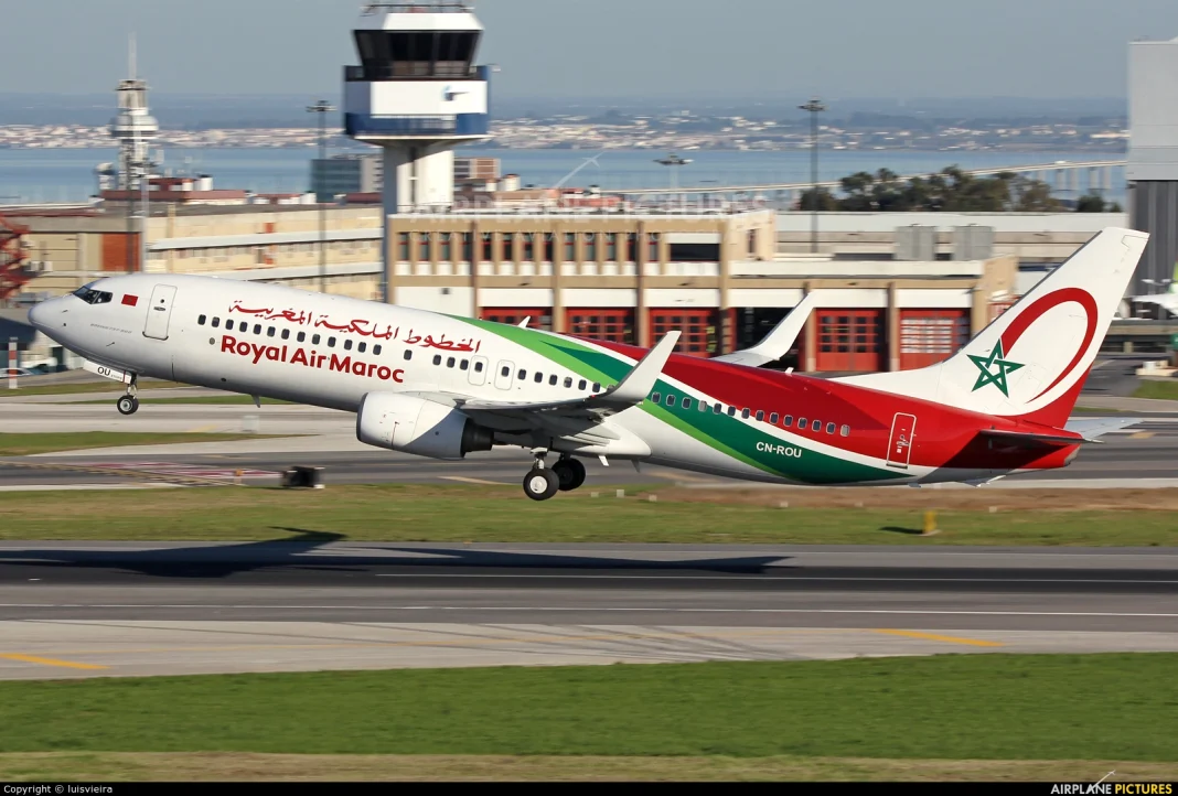 Avion Royal Air Maroc en train de décoller de l'aéroport.
