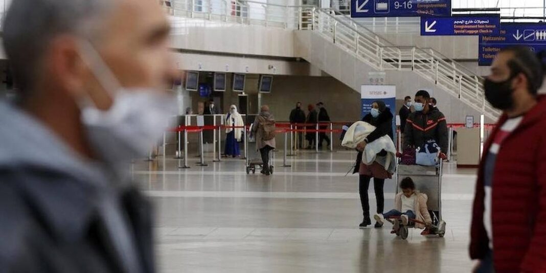 Découvrez le changement majeur annoncé par les aéroports de Paris pour les Algériens de France (Communiqué) Voyageurs à l'aéroport de Paris portant des masques faciaux.