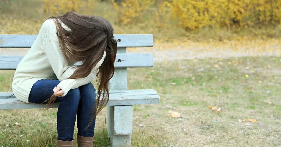 France : Une jeune femme de 19 ans défigurée à vie à cause de sa tenue vestimentaire Jeune femme triste assise sur un banc dans un parc.