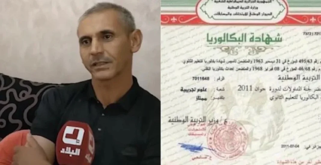 Algérie : cet homme a 29 diplômes de BAC, voici son histoire ! Homme parlant à la presse avec diplôme algérien en arrière-plan.