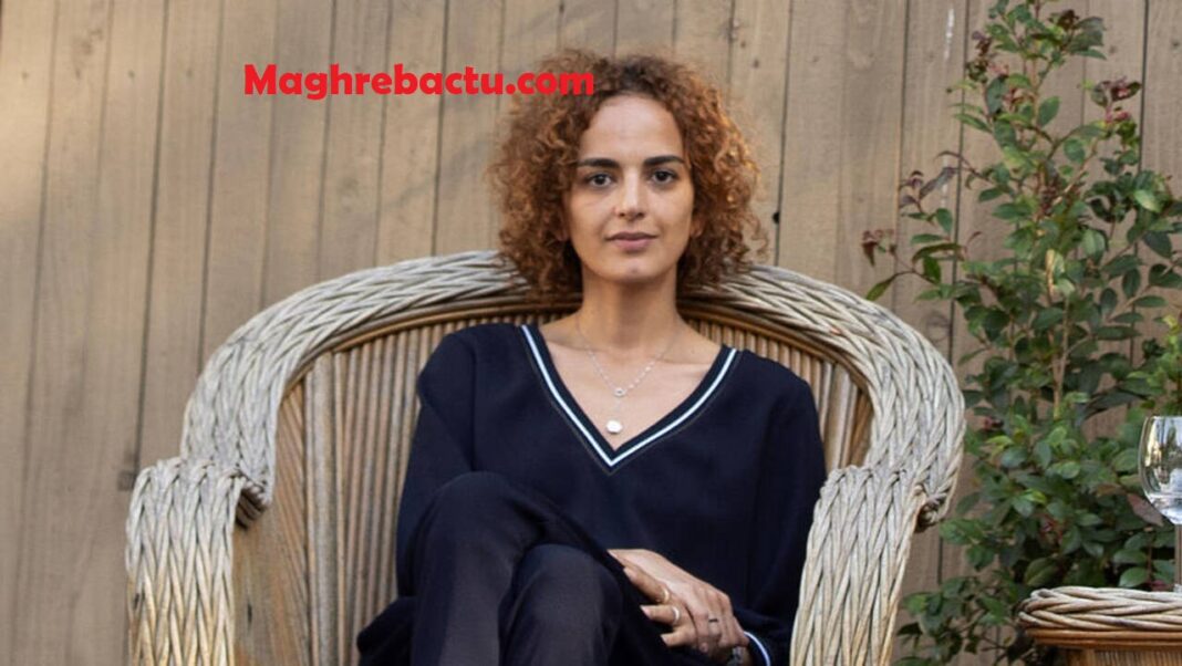Leila Slimani : les Français n’ont plus peur d’admettre qu’ils sont racistes Femme avec cheveux bouclés assise dans un fauteuil en bois.